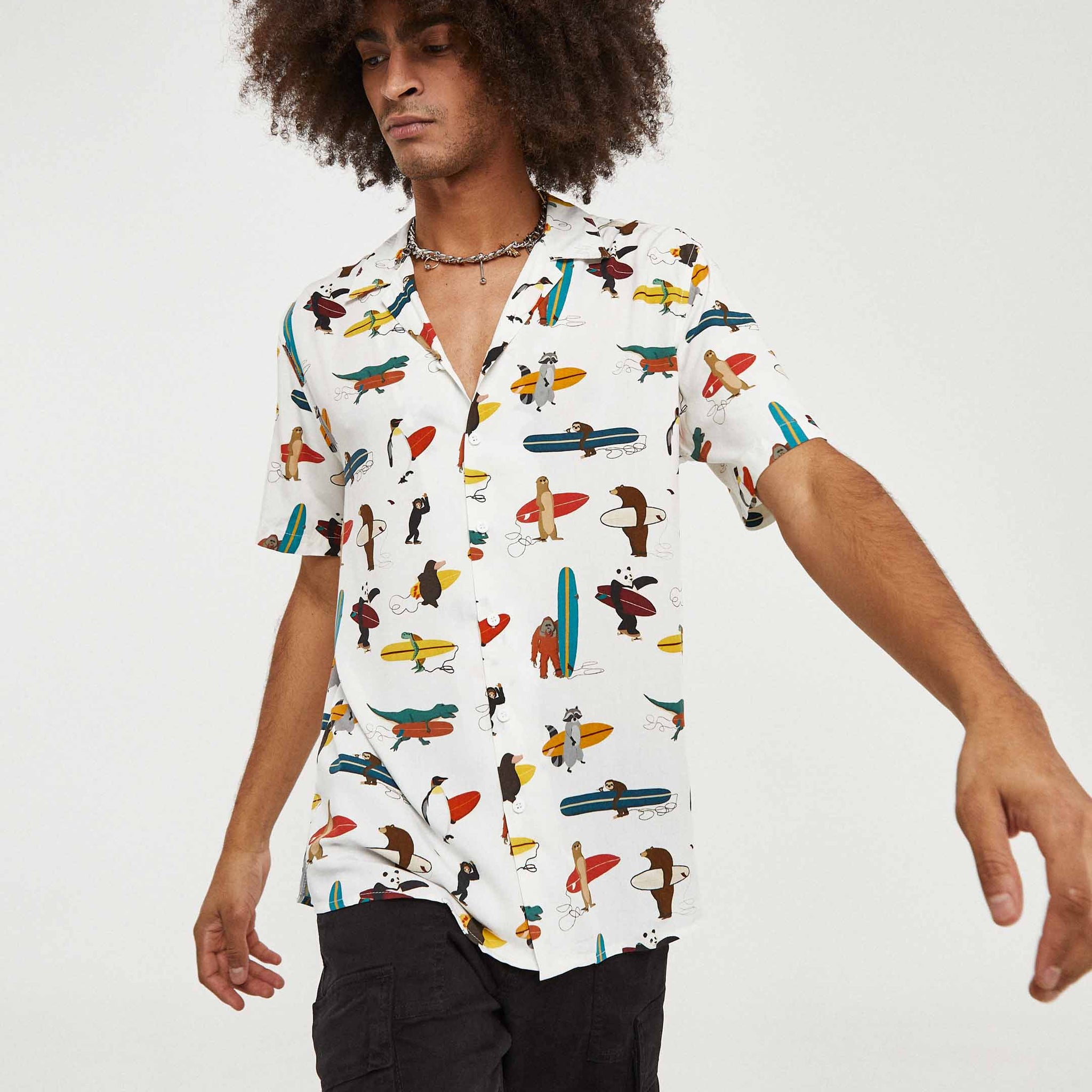 Camisa hawaiana blanca con animales y pala de surf