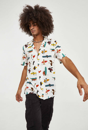 Camisa hawaiana blanca con animales y pala de surf