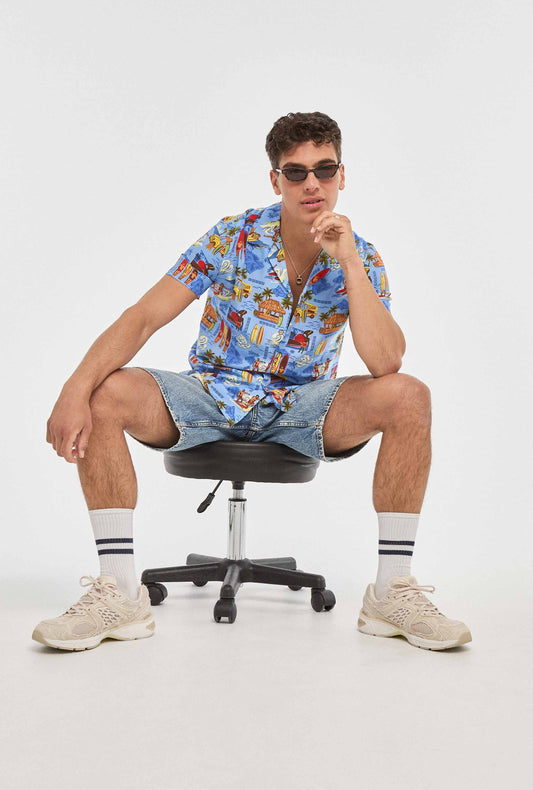 Camisa hawaiana celeste con dibujos de hawaii