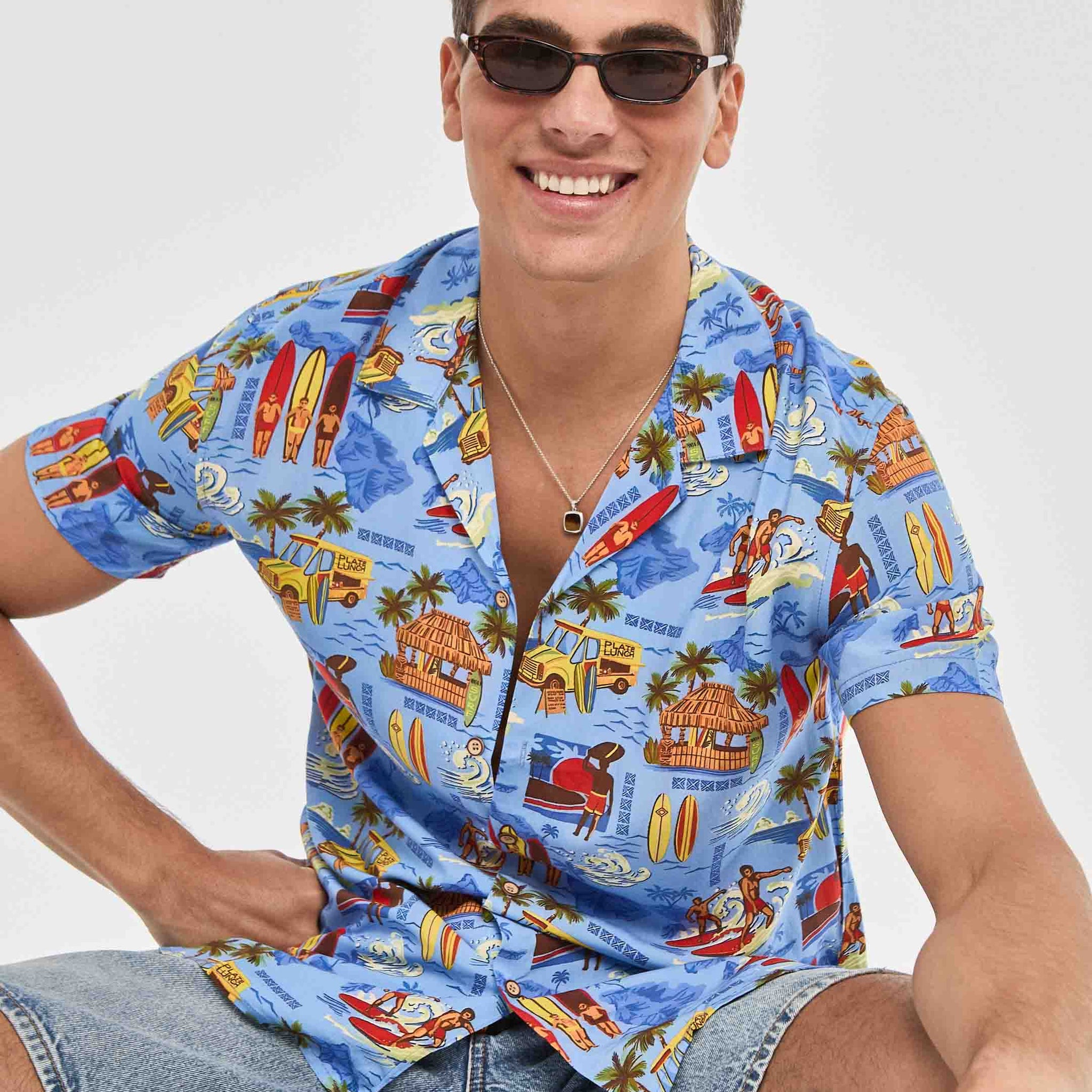 Camisa hawaiana celeste con dibujos de hawaii
