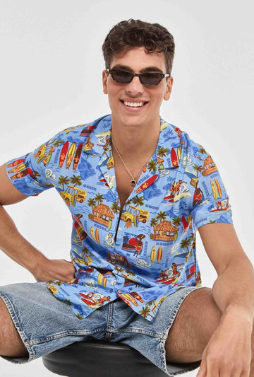 Camisa hawaiana celeste con dibujos de hawaii