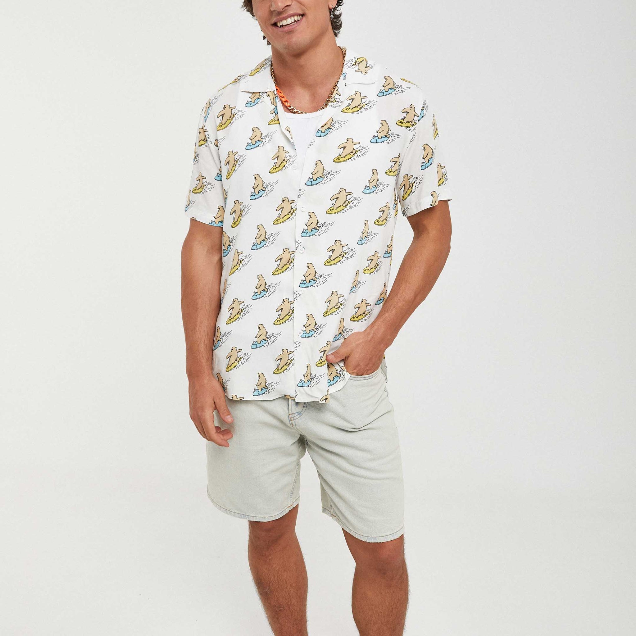 Camisa hawaiana con surf de oso