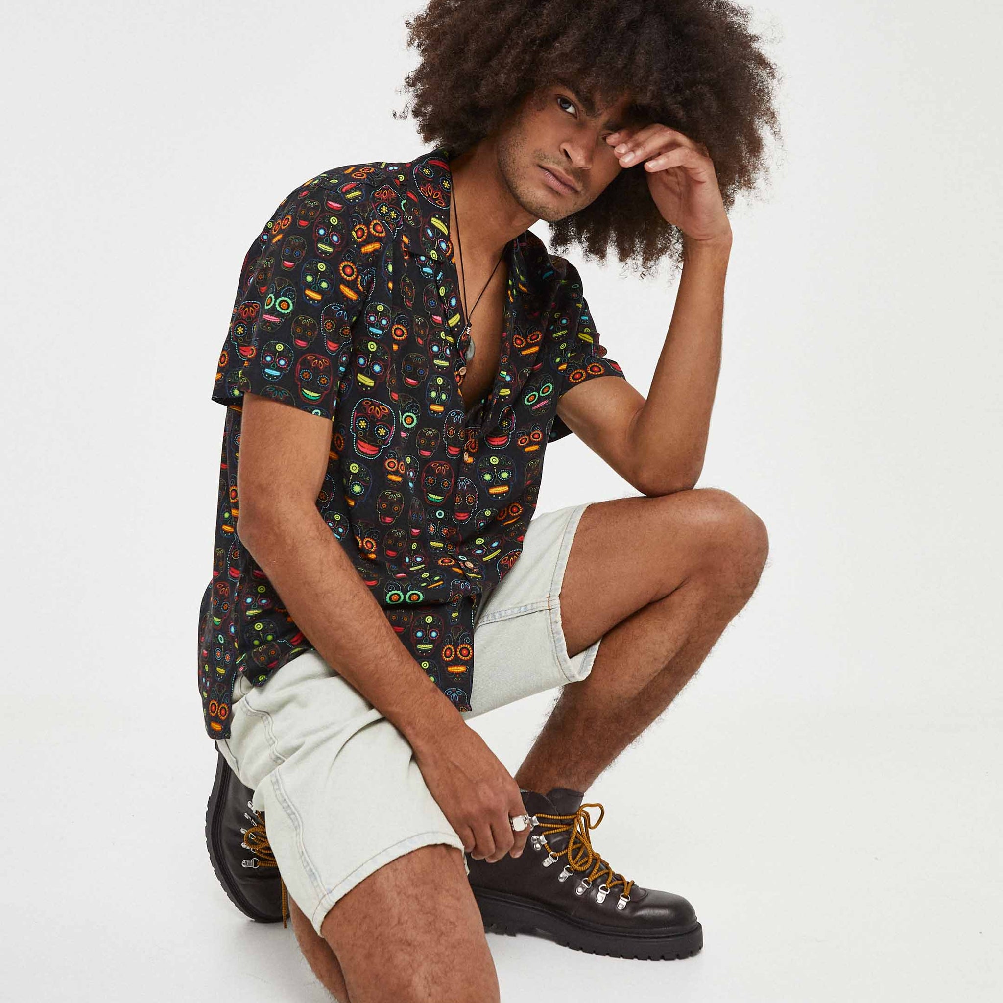 Camisa hawaiana negra con calaveras mejicanas