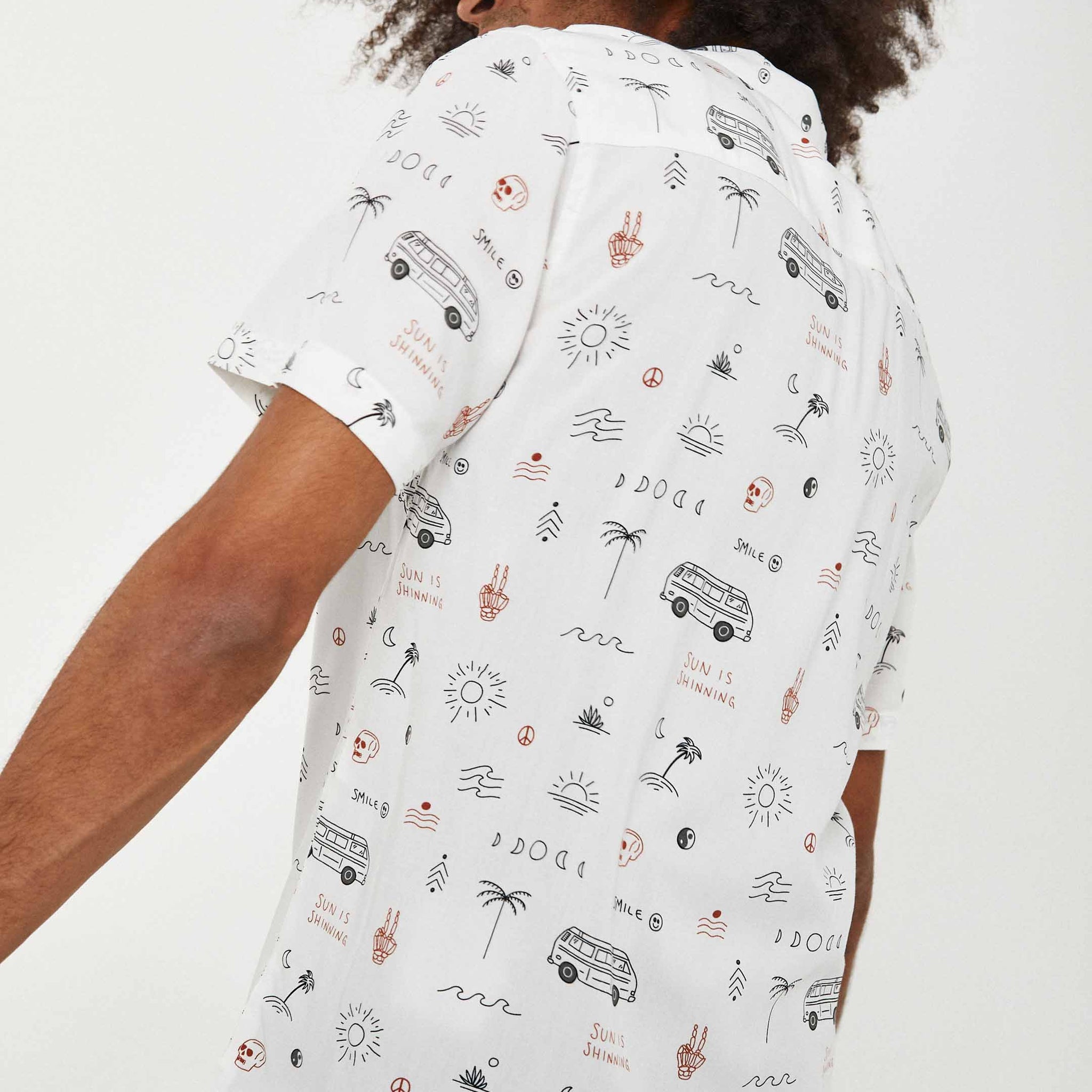 Camisa hawaiana blanca hippie