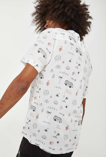 Camisa hawaiana blanca hippie
