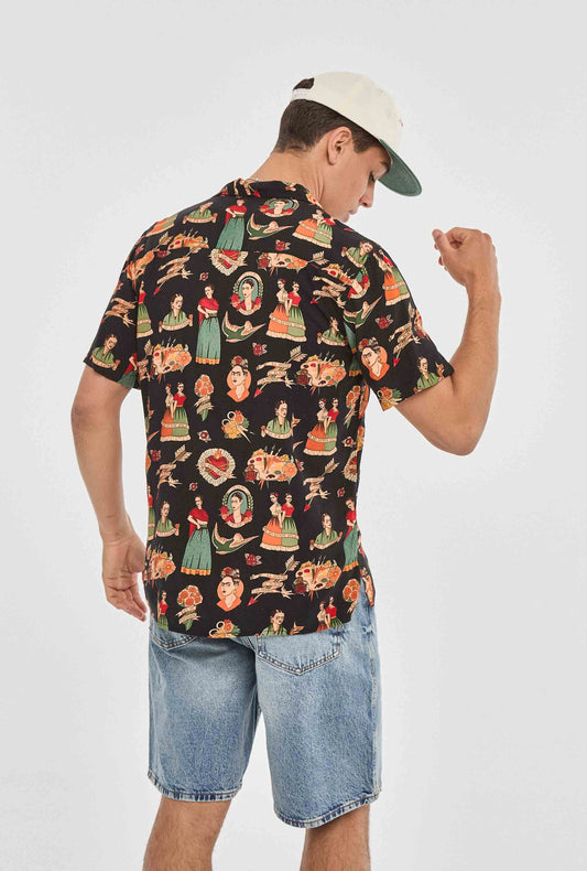 Camisa hawaiana negra con estampando frida kaloh