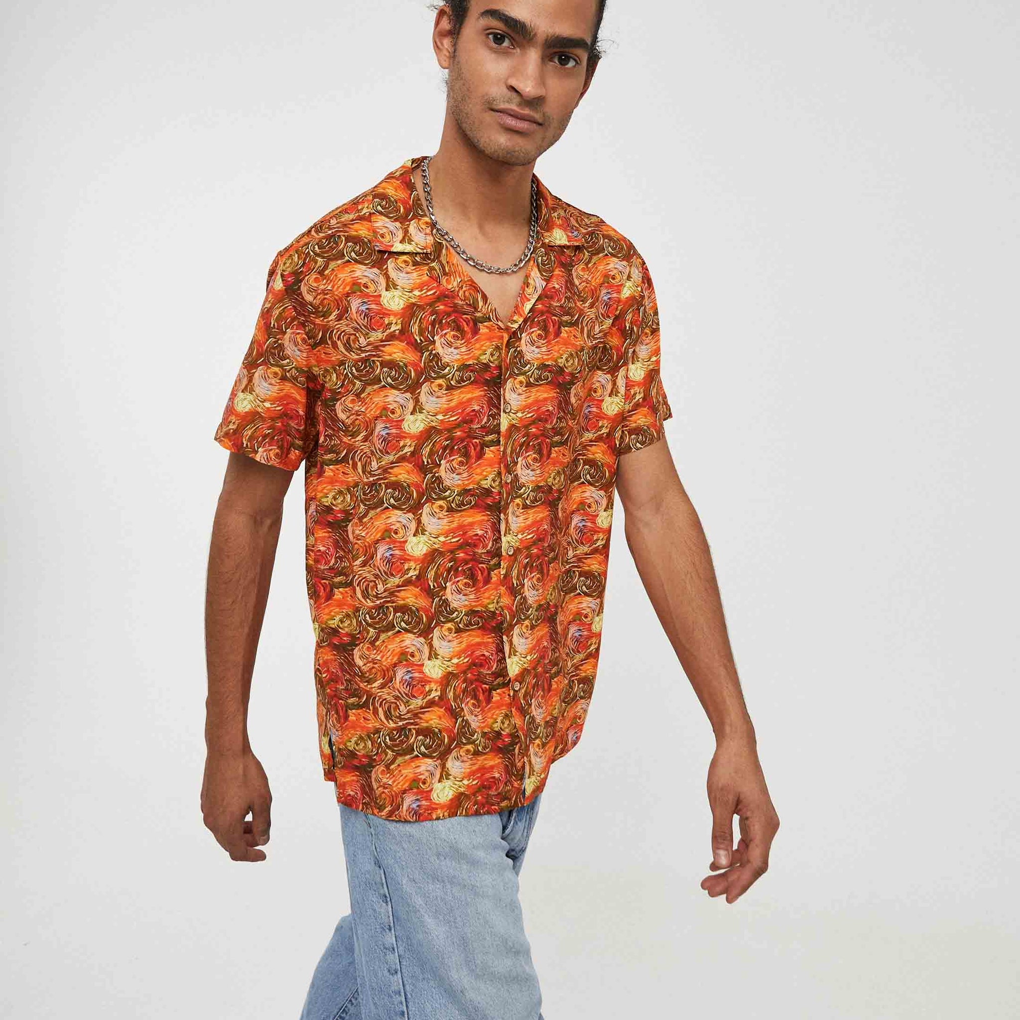 Camisa hawaiana naranja con dibujo de van gogh