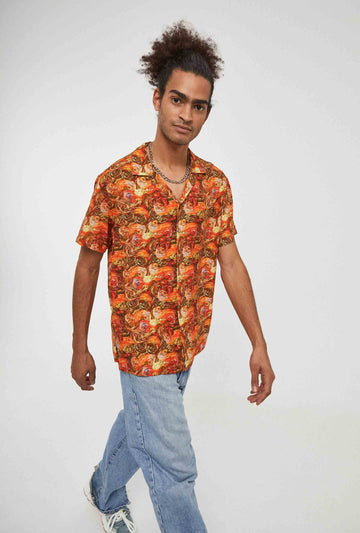 Camisa hawaiana naranja con dibujo de van gogh