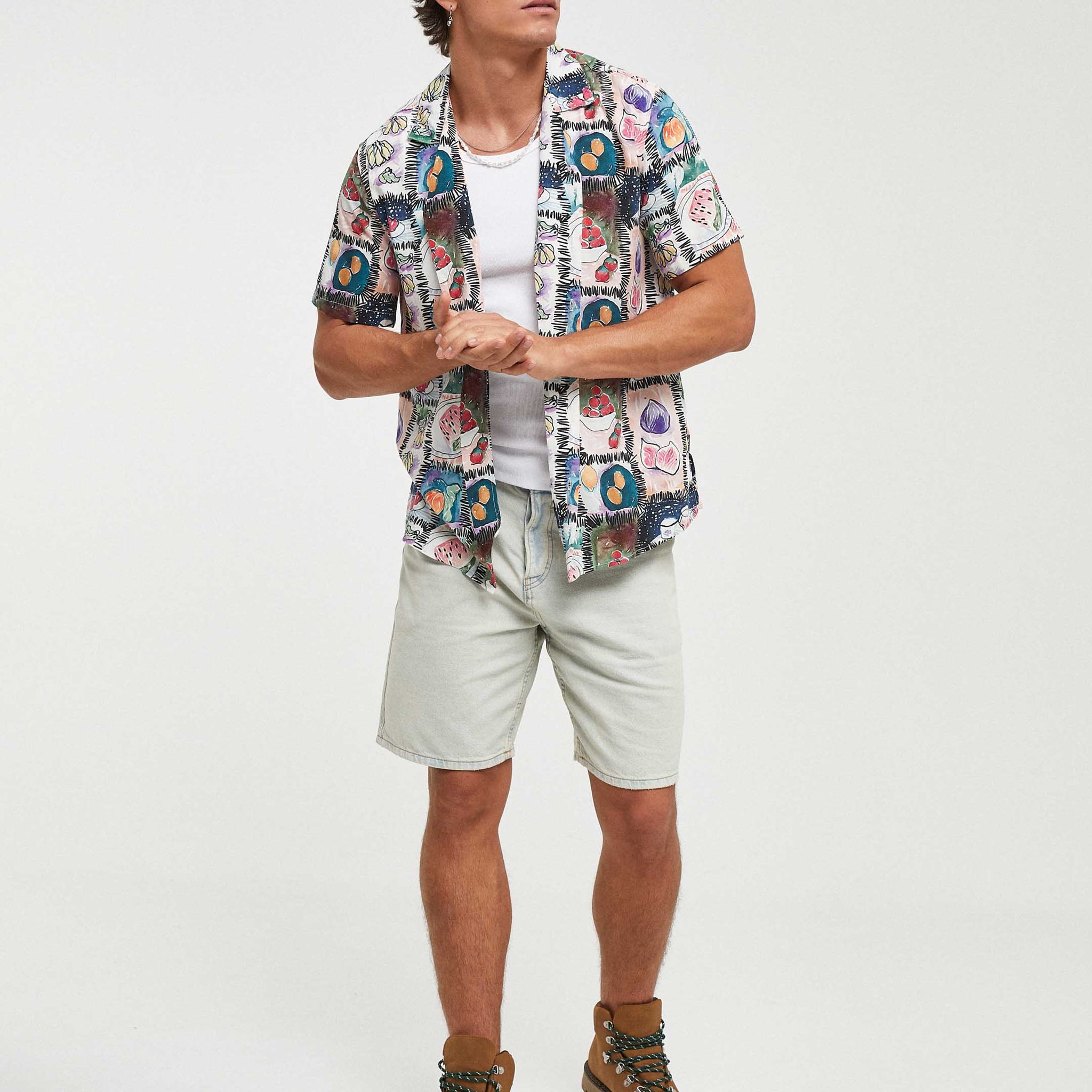 Camisa hawaiana blanca de frutas