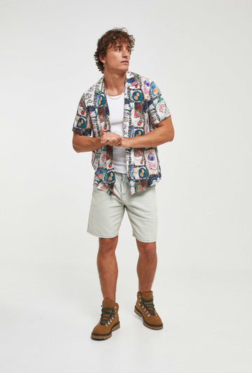 Camisa hawaiana blanca de frutas