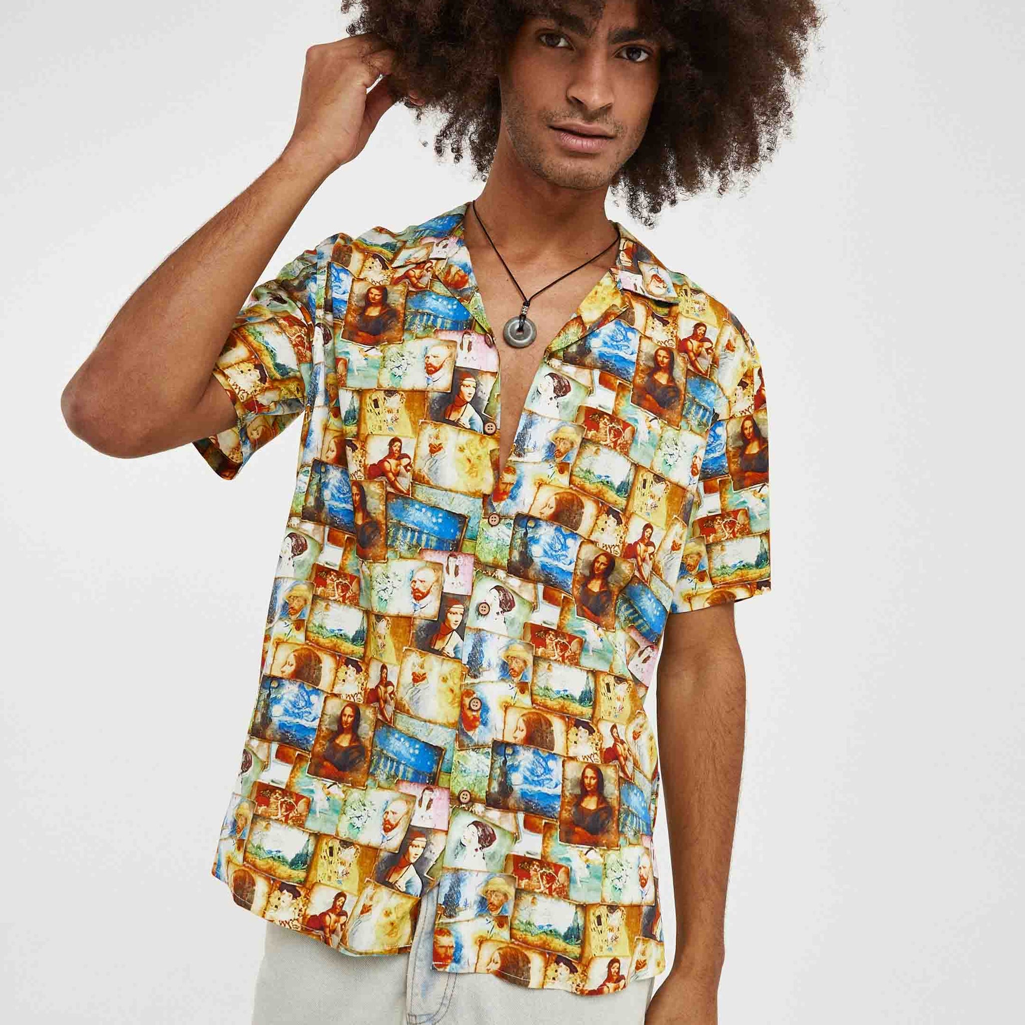 Camisa hawaiana amarilla con la sonrisa de mona lisa