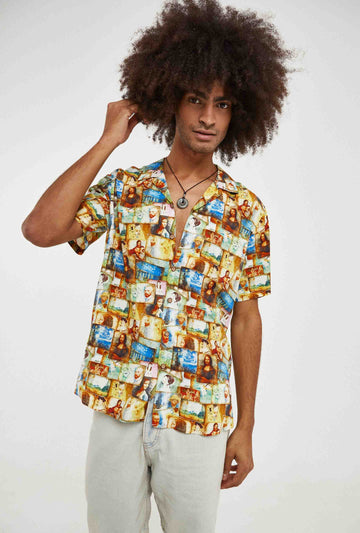 Camisa hawaiana amarilla con la sonrisa de mona lisa