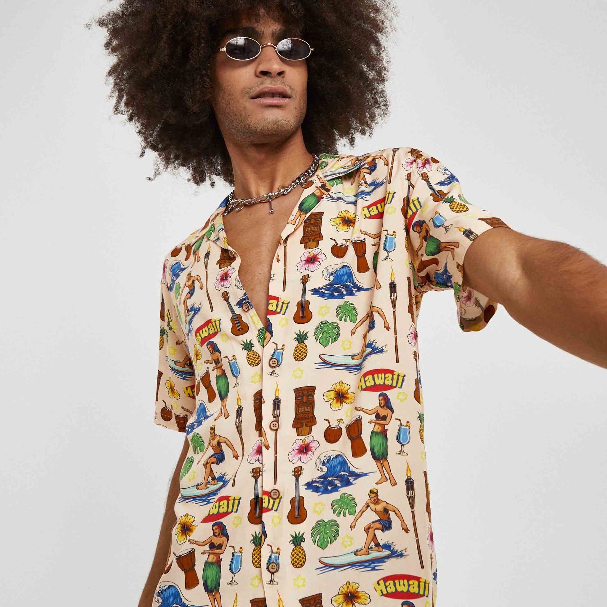 Camisa hawaiana beis con estampados de surf hawaii