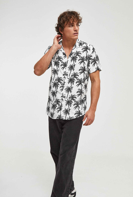 Camisa hawaiana blanca de palmeras