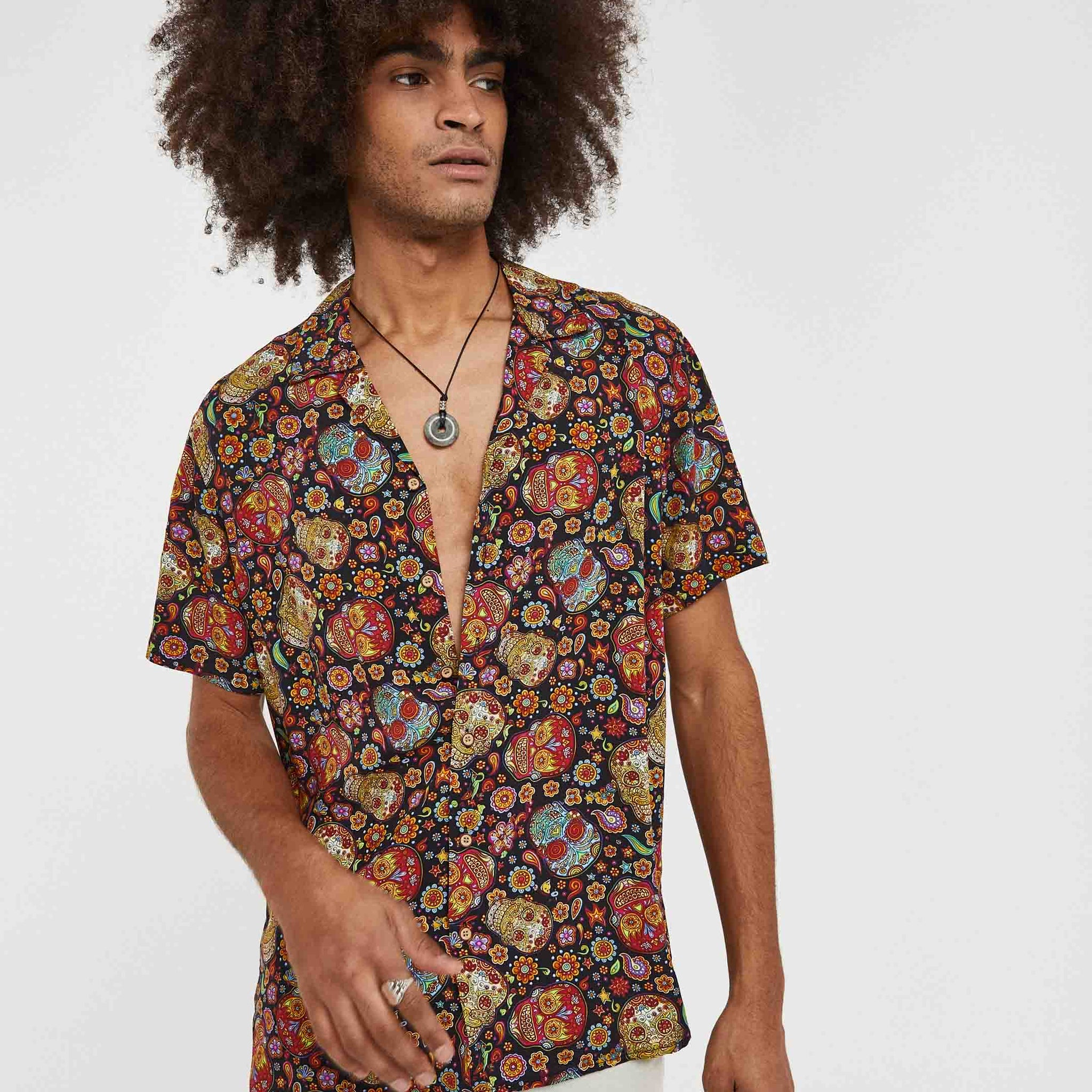 Camisa hawaiana negra de calaveras mejicanas