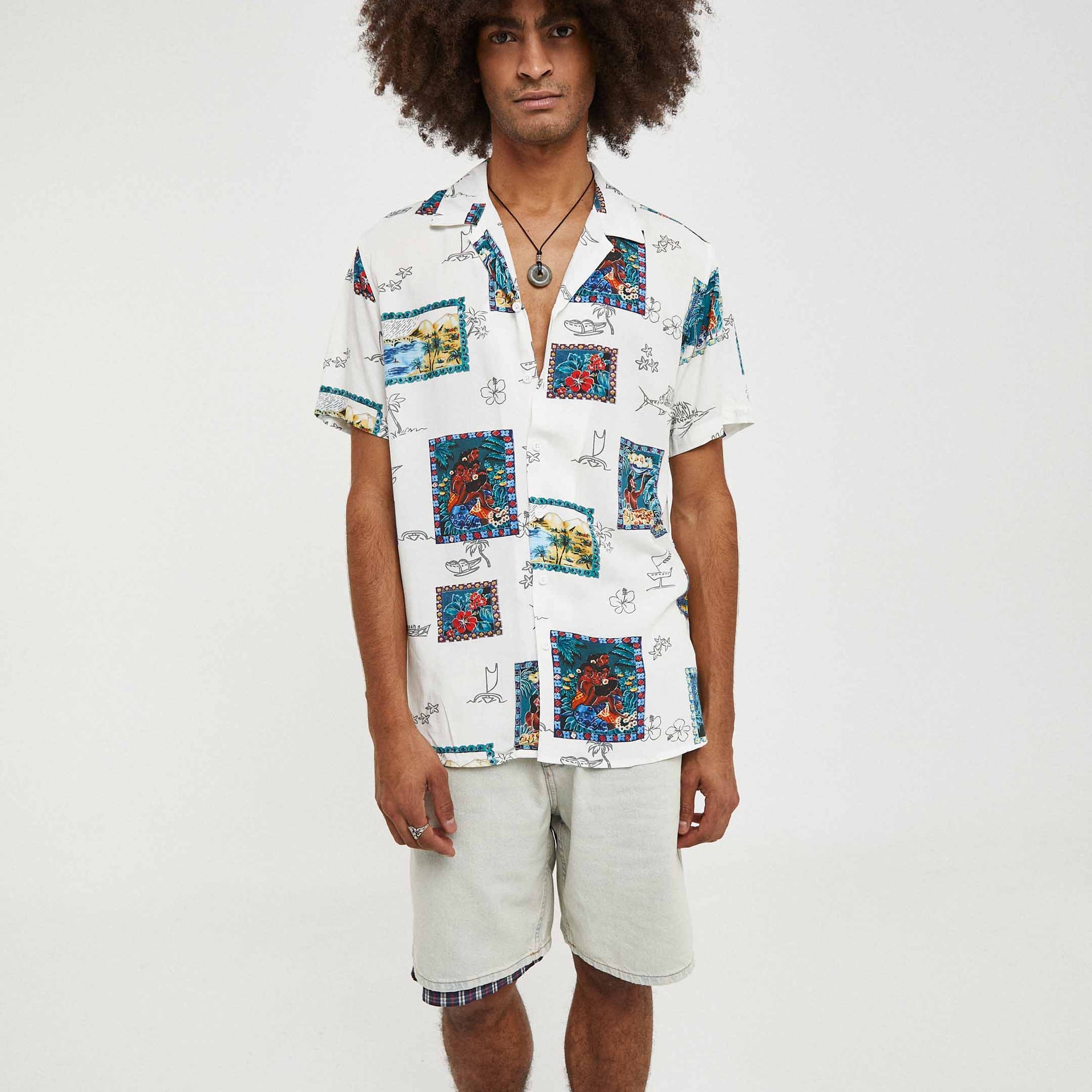 Camisa hawaiana blanca y negra de postales de carta
