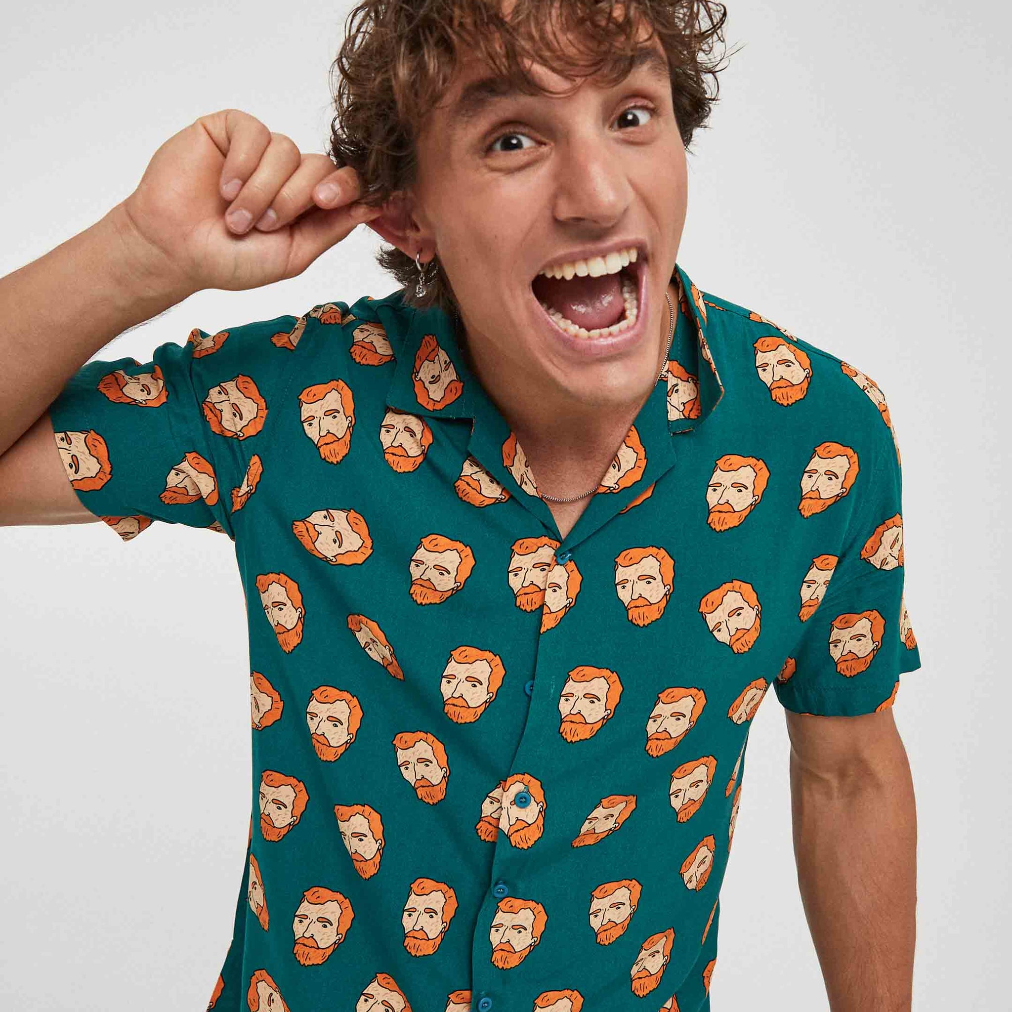 Camisa hawaiana verde con estampandos de van gogh