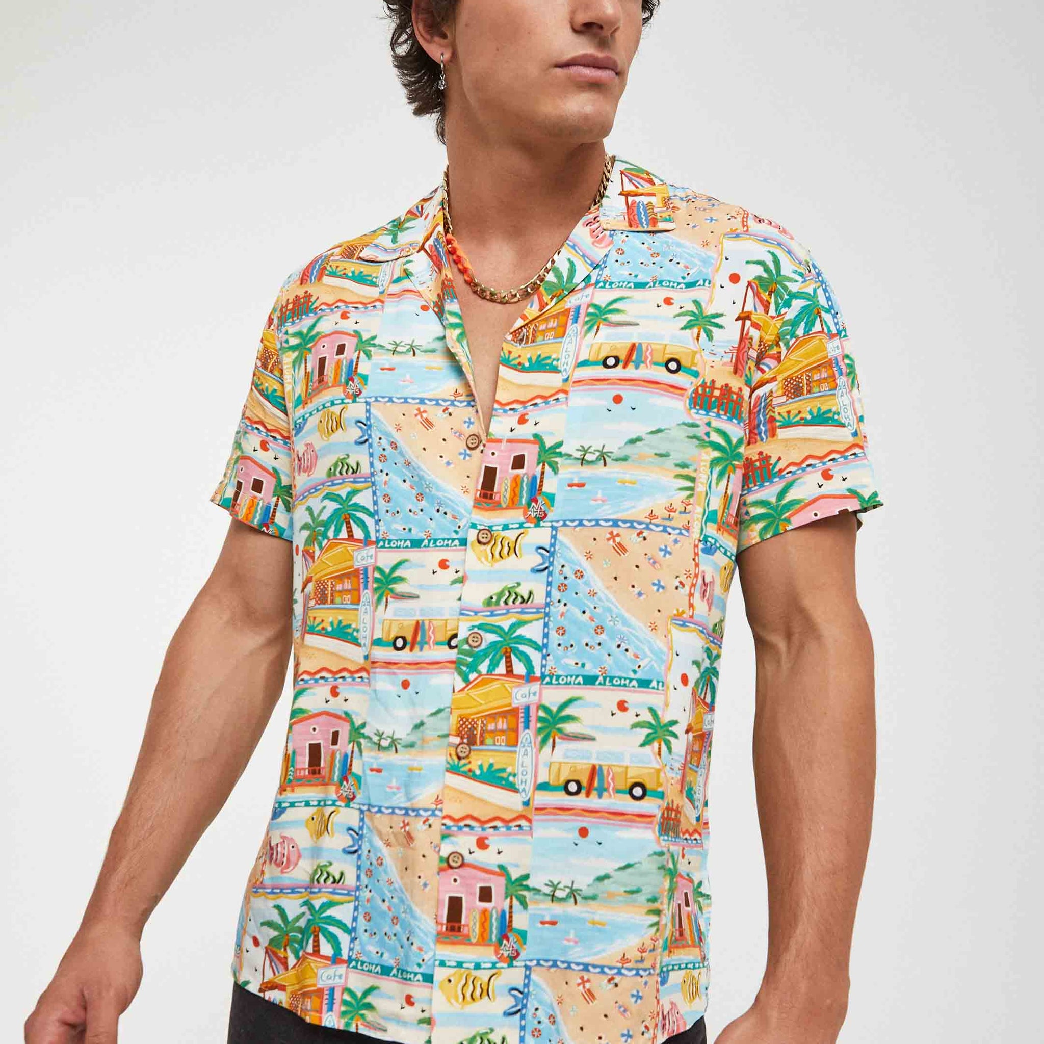 Camisa hawaiana multicolor con dibujos de hawaii