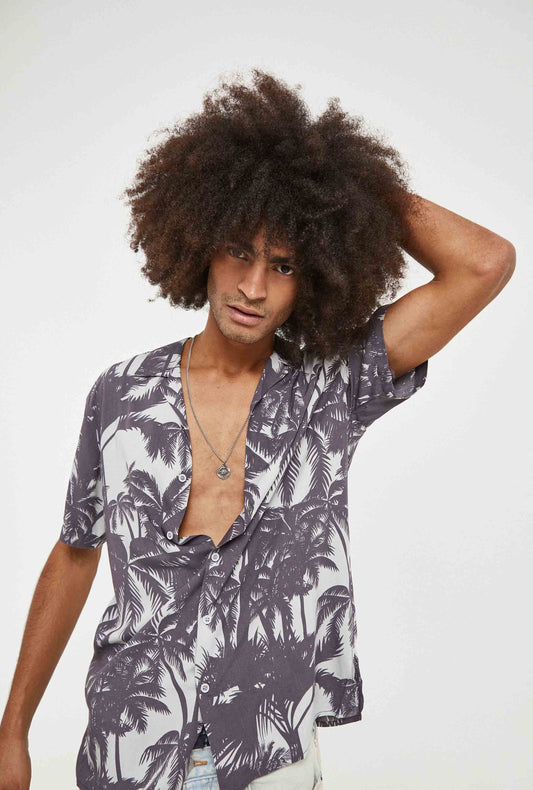 Camisa hawaiana gris claro con estampado de palmeras