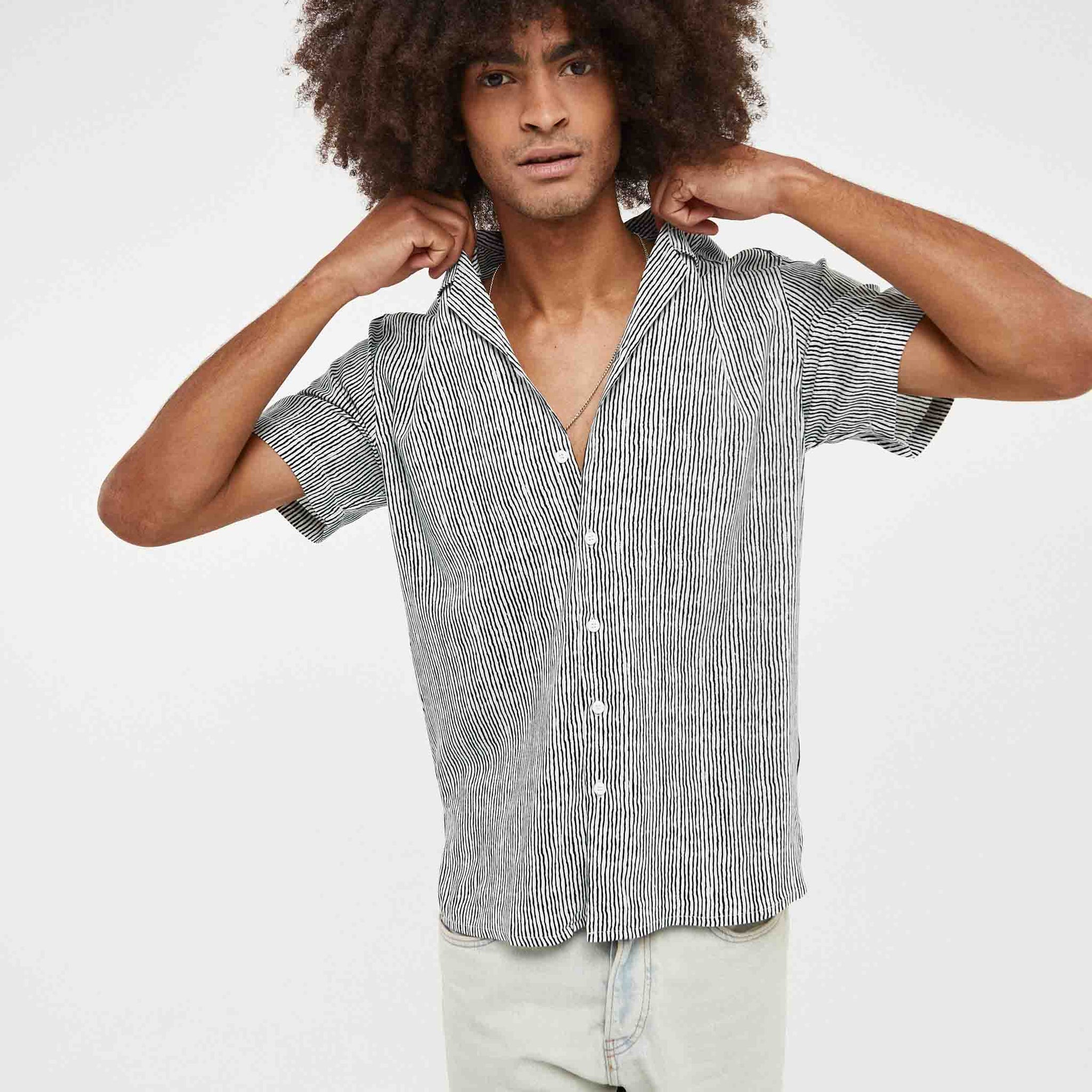 Camisa hawaiana azul y beis de rayas