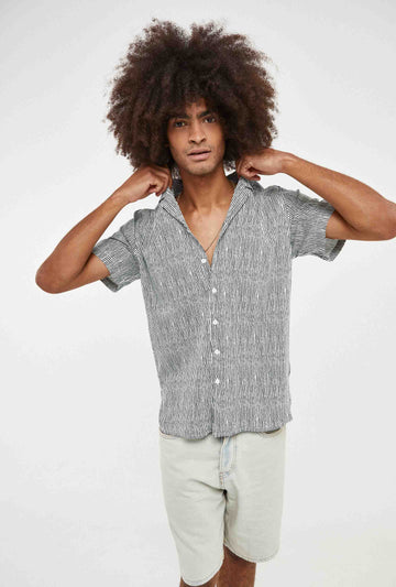 Camisa hawaiana azul y beis de rayas