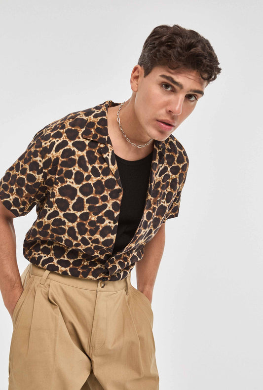 Camisa hawaiana blanca y negra de leopardo