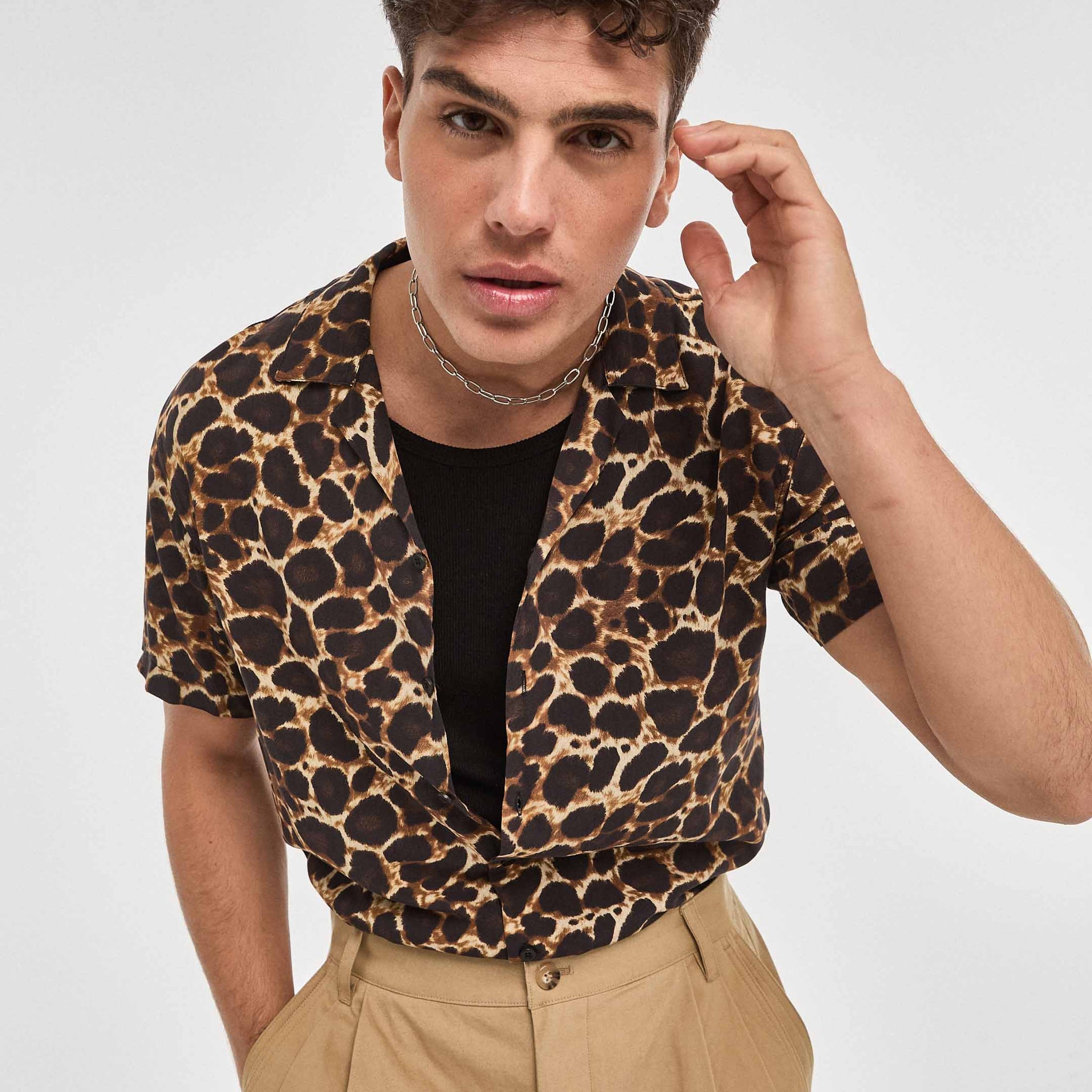 Camisa hawaiana blanca y negra de leopardo