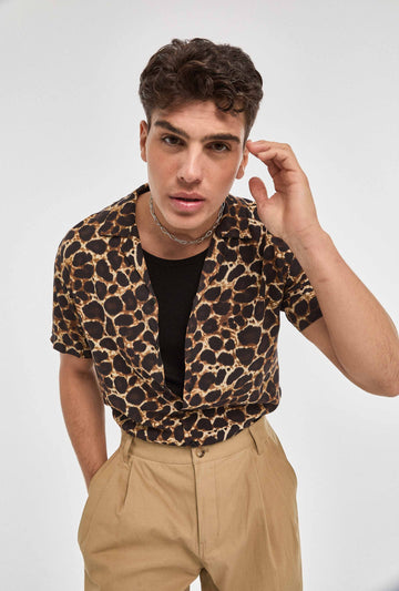 Camisa hawaiana blanca y negra de leopardo