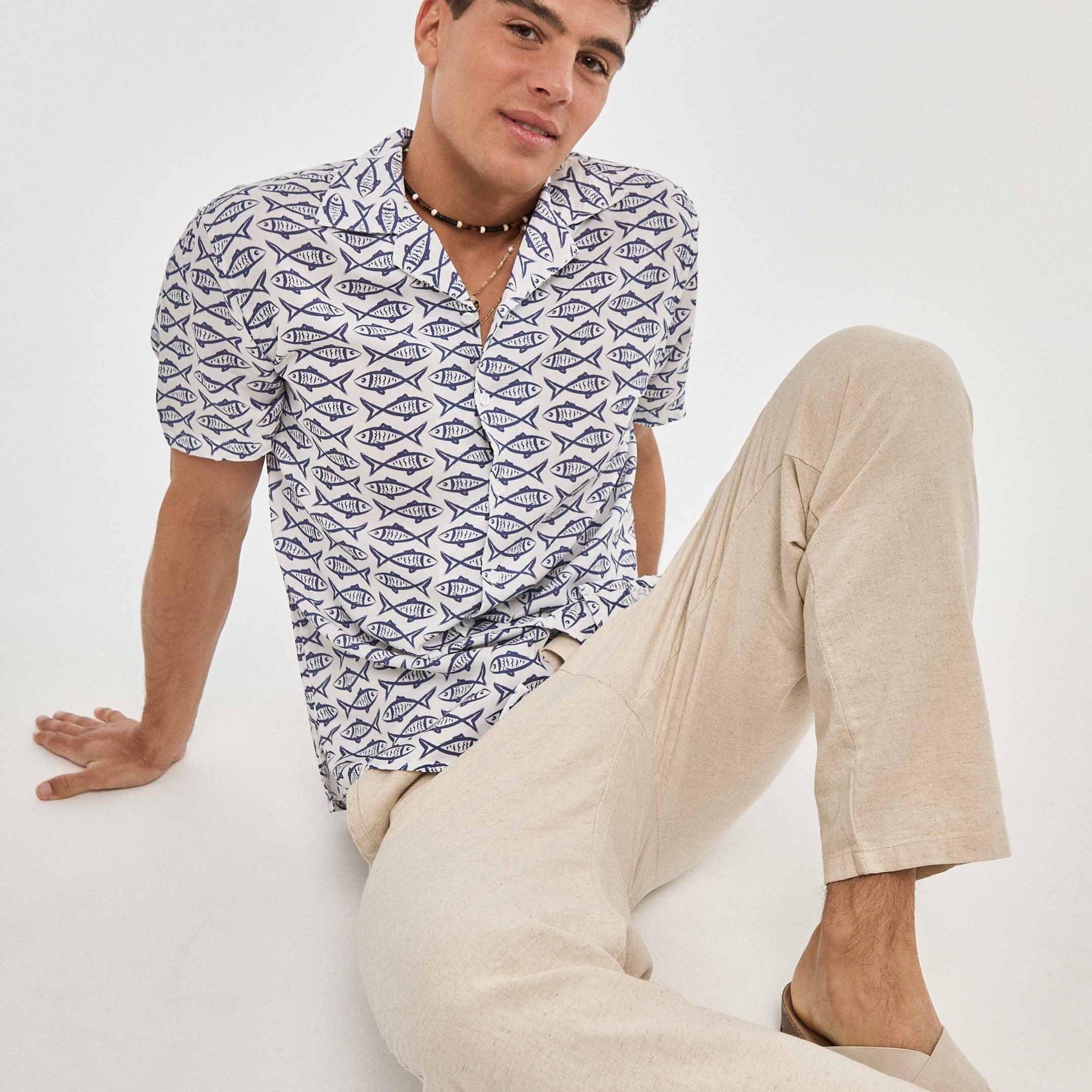 Camisa hawaiana blanca de peces