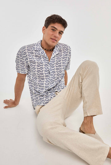Camisa hawaiana blanca de peces