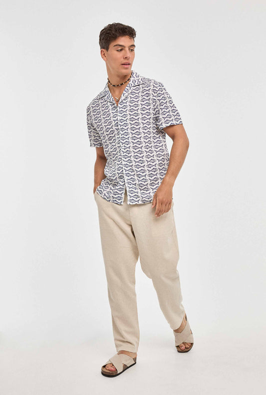 Camisa hawaiana blanca de peces