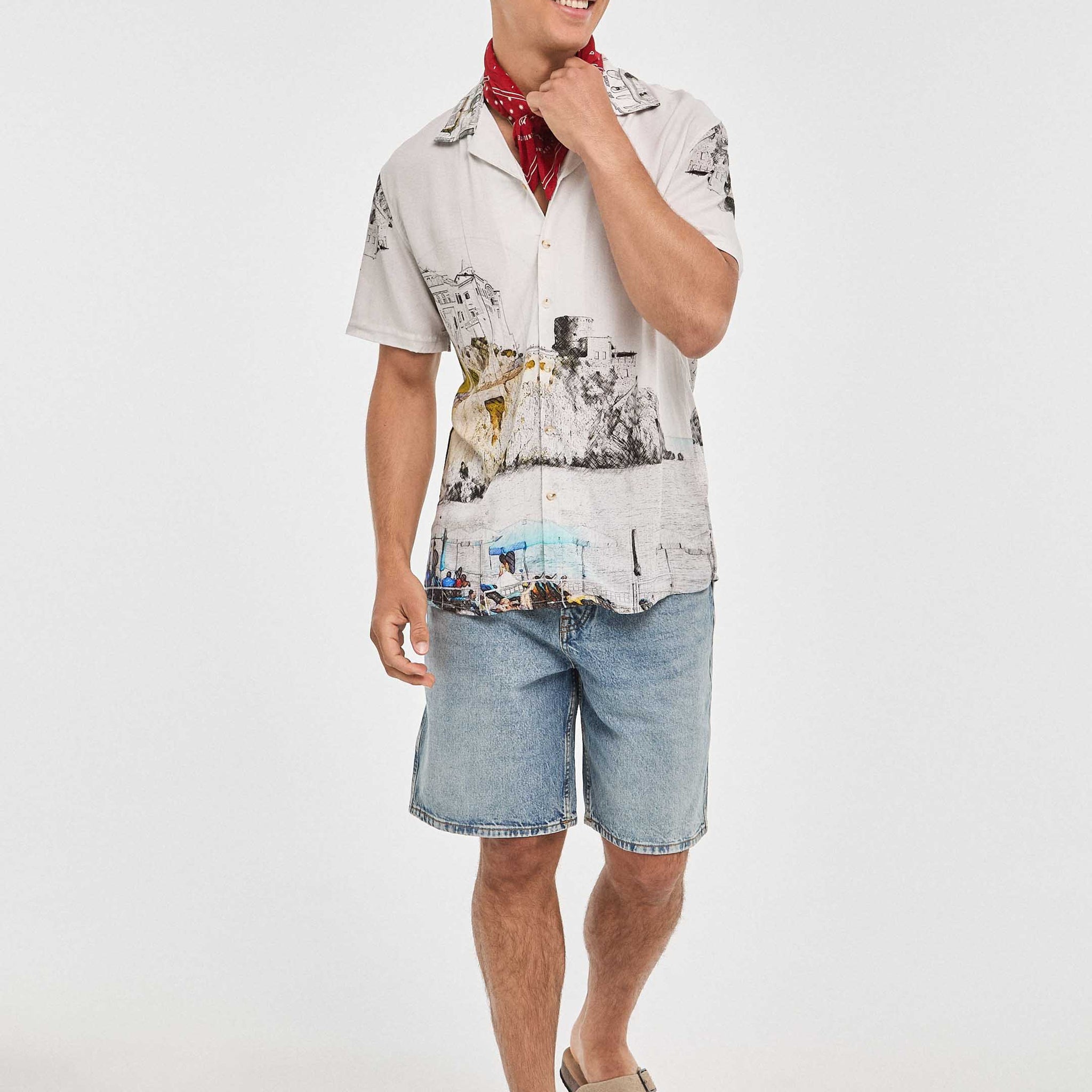 Camisa hawaiana blanca de la costa