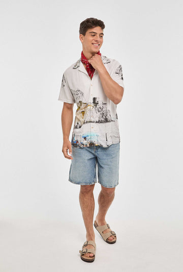 Camisa hawaiana blanca de la costa