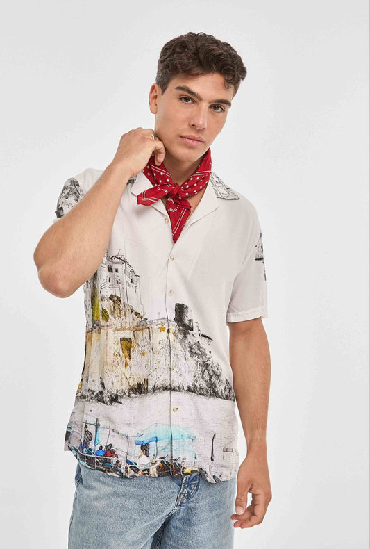 Camisa hawaiana blanca de la costa