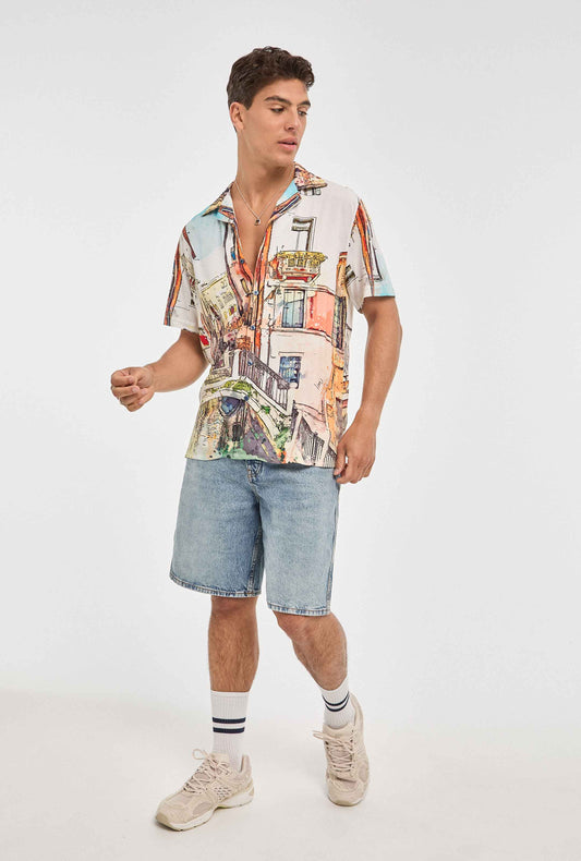 Camisa hawaiana blanca de edificio español