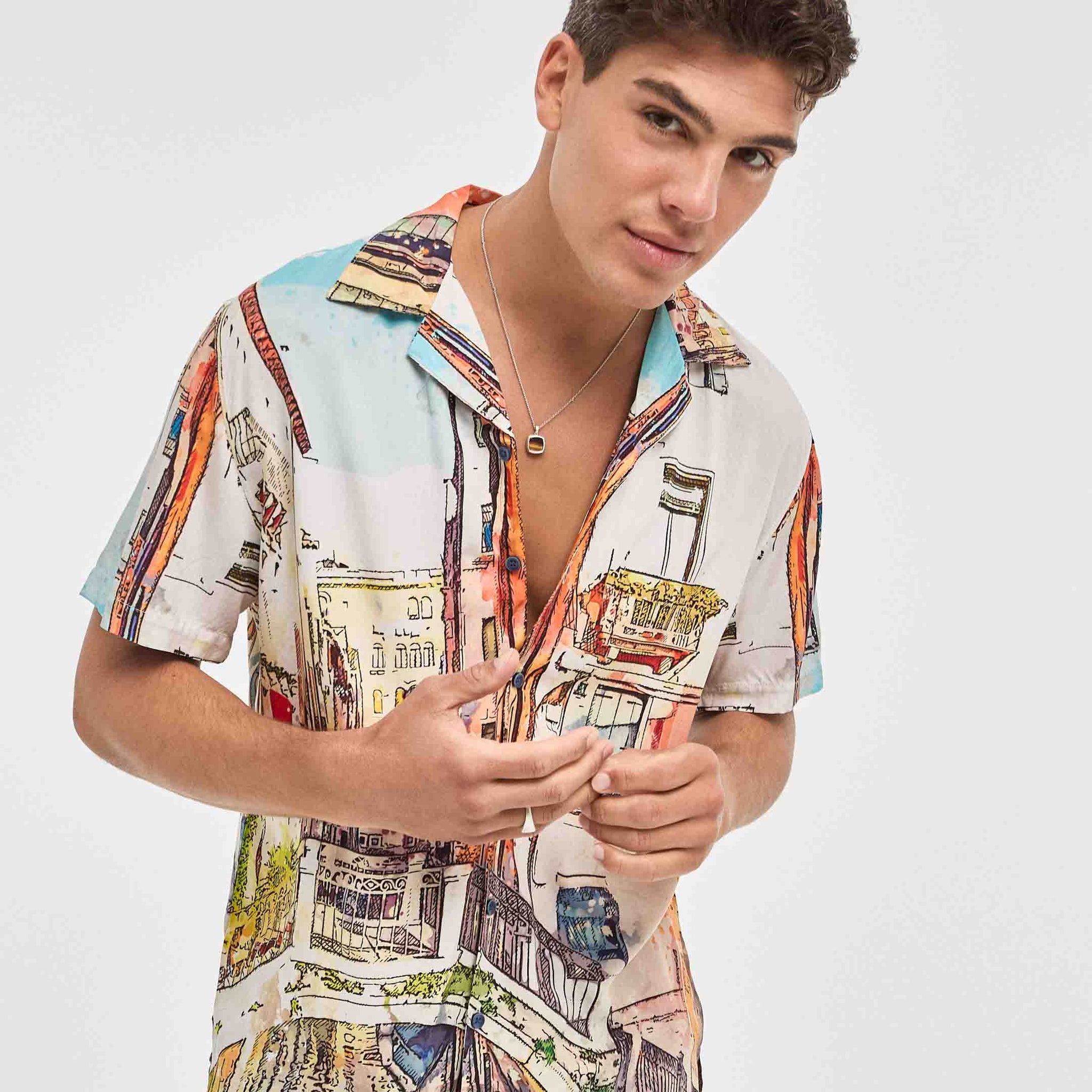 Camisa hawaiana blanca de edificio español