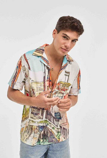 Camisa hawaiana blanca de edificio español