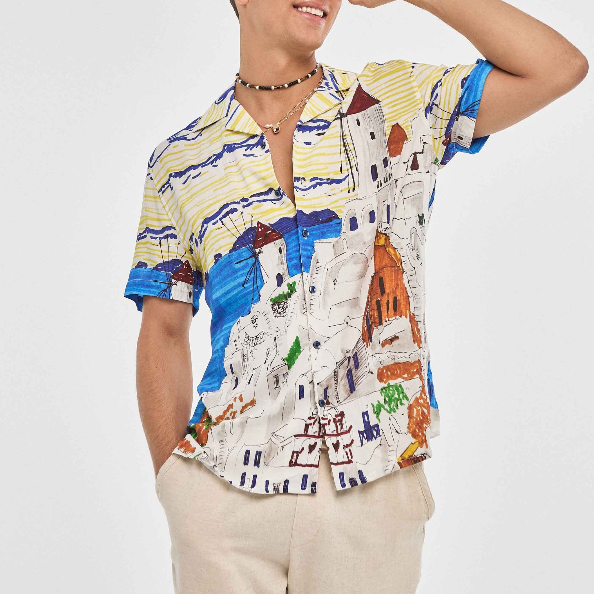 Camisa hawaiana blanca de edificios europeos