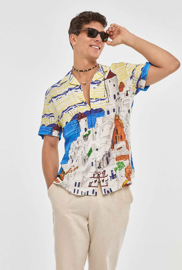 Camisa hawaiana blanca de edificios europeos