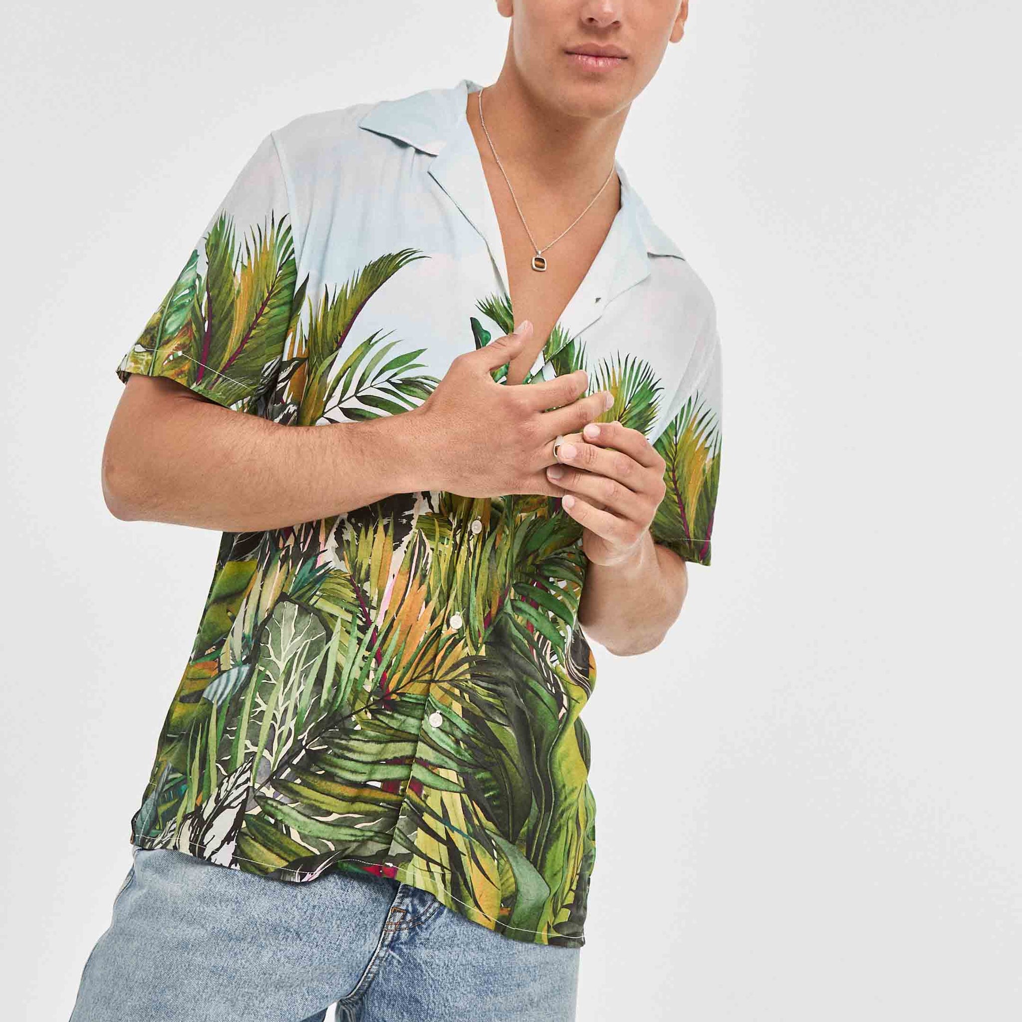 Camisa hawaiana verde de hojas tropicales