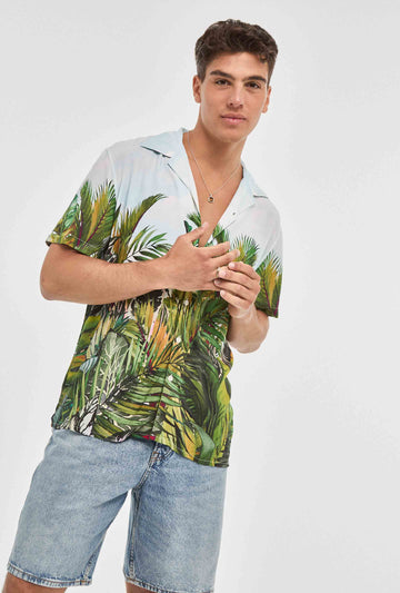 Camisa hawaiana verde de hojas tropicales