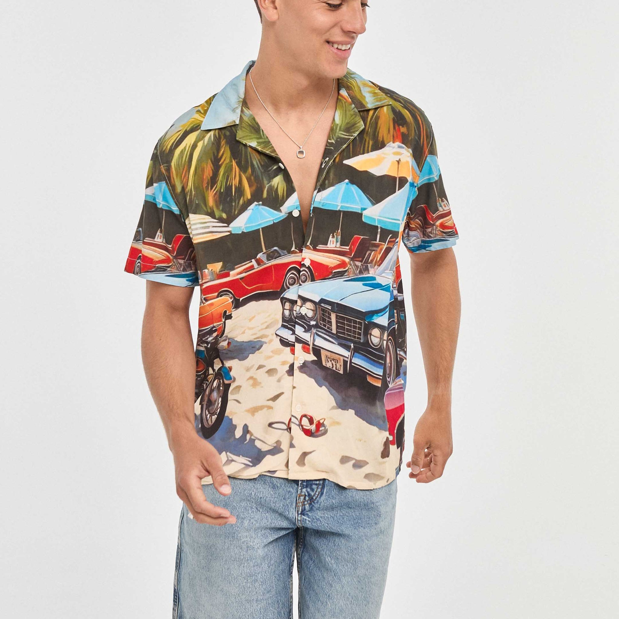 Camisa hawaiana verde con coche retro