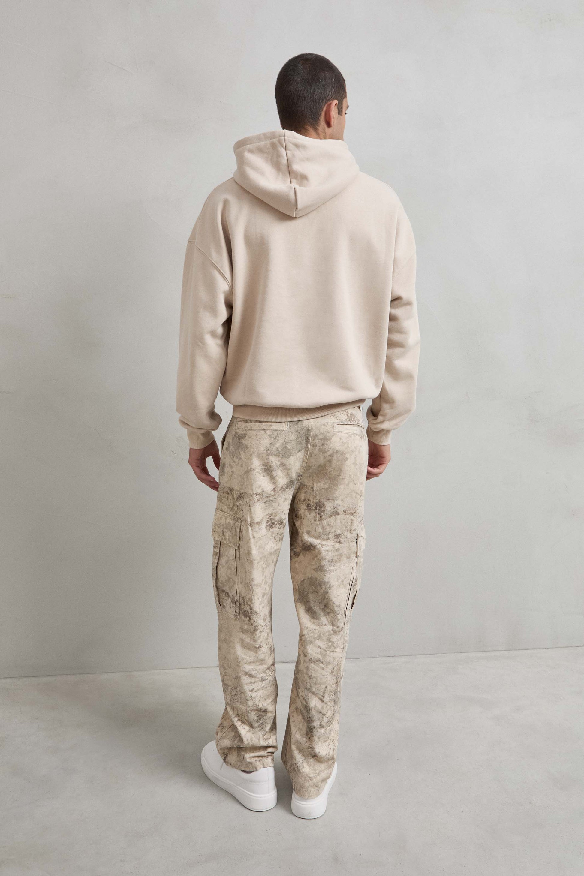 Sudadera OVERSIZE beige para hombre, cómoda y versátil