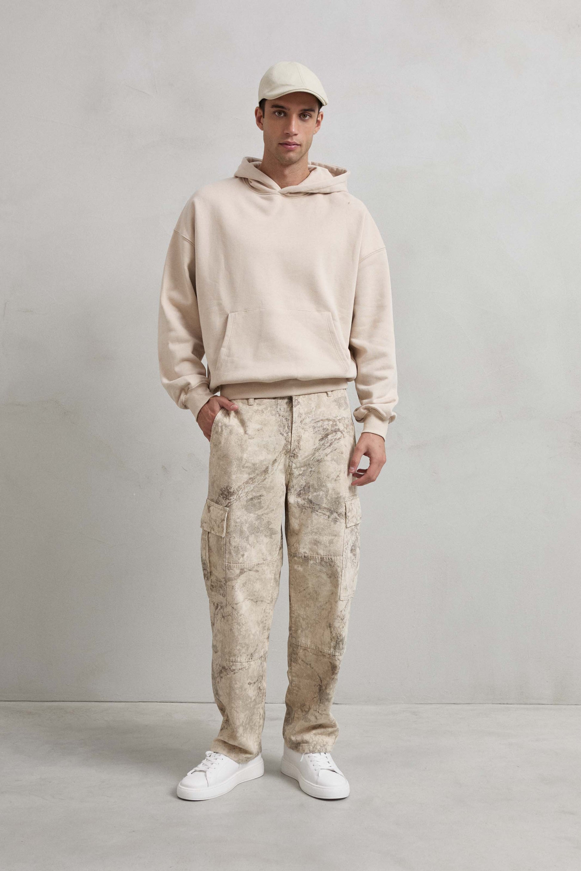 Sudadera OVERSIZE beige para hombre, cómoda y versátil