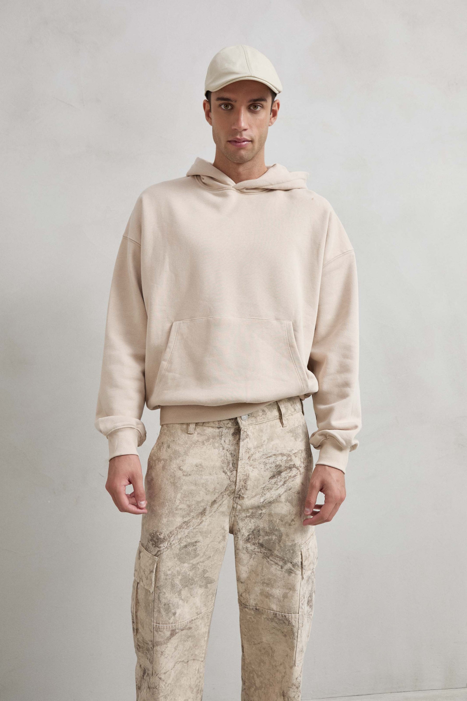 Sudadera OVERSIZE beige para hombre, cómoda y versátil
