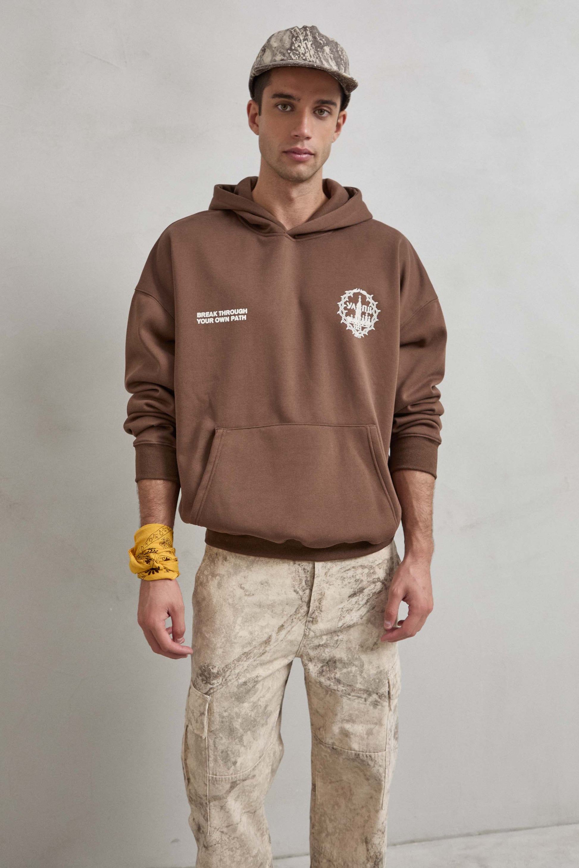 Sudadera marrón con texto frontal BREAK THROUGH YOUR OWN PATH