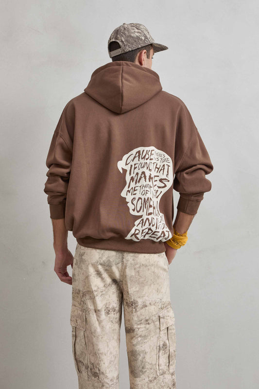 Sudadera marrón con estampado en relieve de cabeza en la espalda