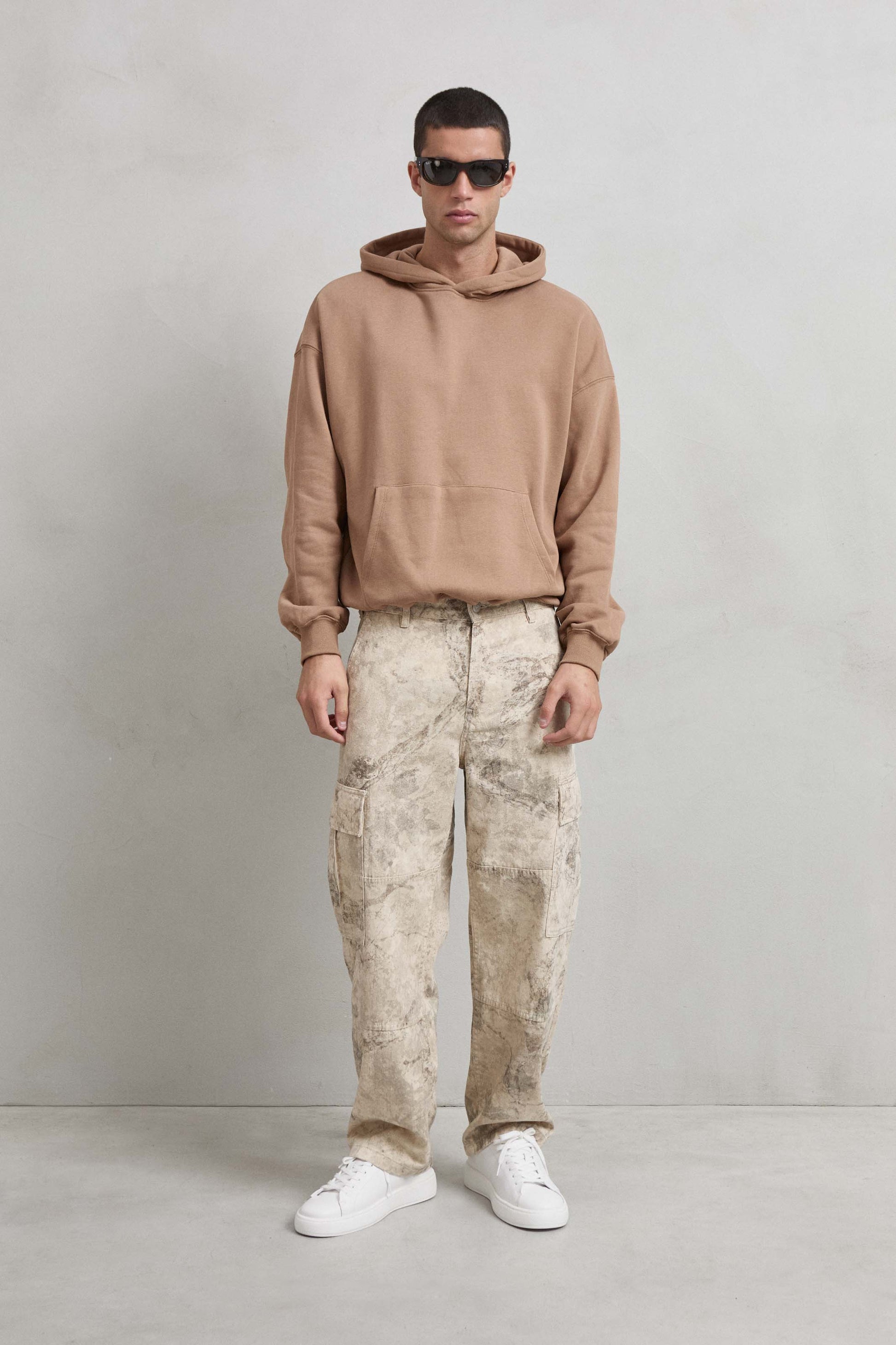Sudadera OVERSIZE camel para hombre con capucha y forro de felpa, cómoda y versátil
