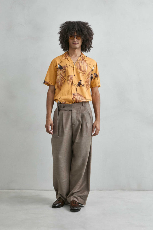 Camisa amarilla tropical manga corta look verano hombre