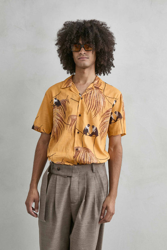 Camisa amarilla con estampado de mono y hojas tropicales vista frontal